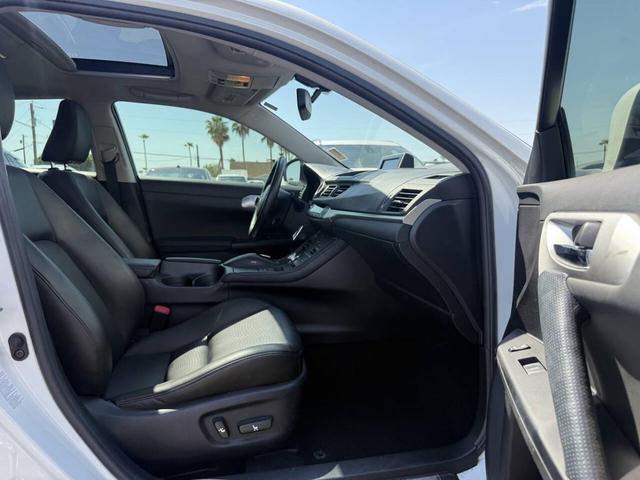 Photo of 2013 White Lexus CT 200h