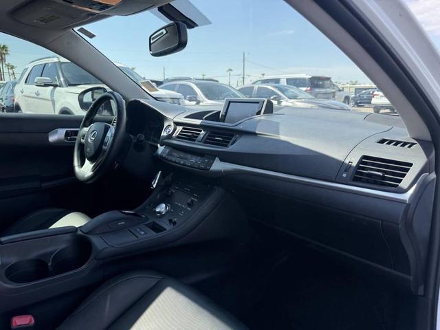 Photo of 2013 White Lexus CT 200h