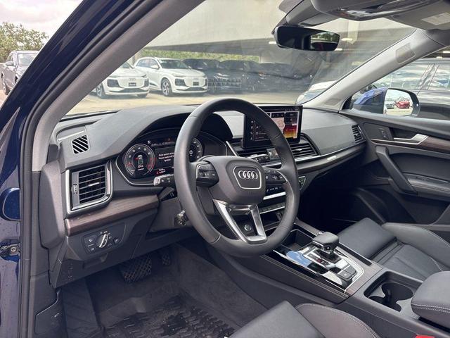 Photo of 2025 Navarra Blue Metallic Audi Q5