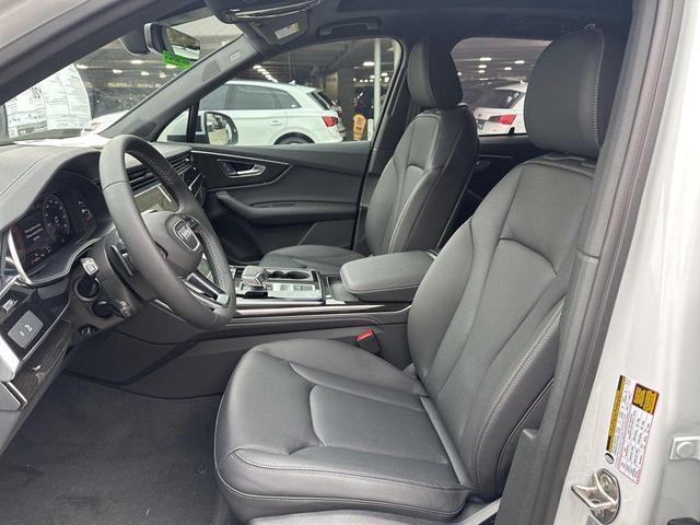 Photo of 2025 Glacier White Metallic Audi Q7