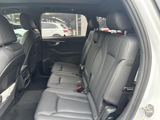 Photo of 2025 Glacier White Metallic Audi Q7