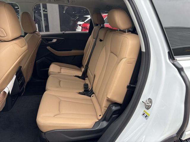 Photo of 2025 Glacier White Metallic Audi Q7