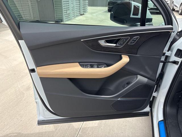 Photo of 2025 Glacier White Metallic Audi Q7