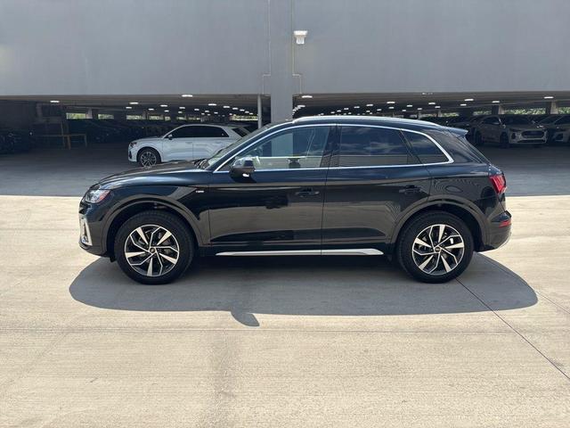 Photo of 2025 Mythos Black Metallic Audi Q5