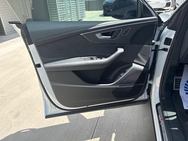 Photo of 2023 Glacier White Metallic Audi RS Q8