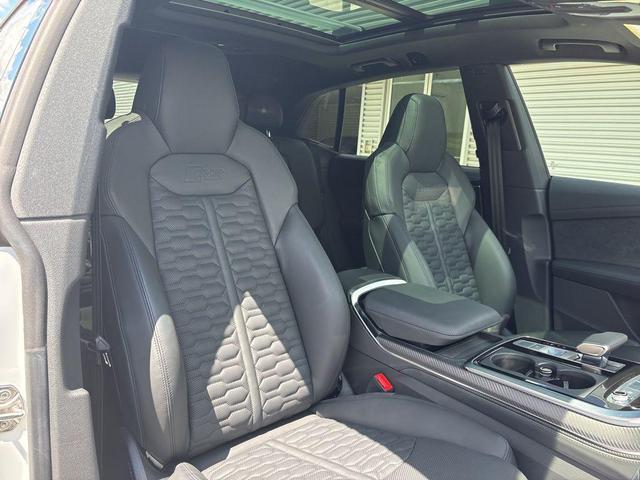 Photo of 2023 Glacier White Metallic Audi RS Q8