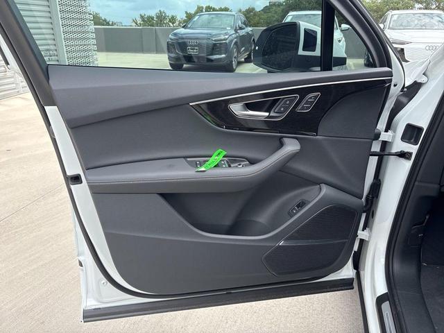 Photo of 2025 Carrara White Audi Q7