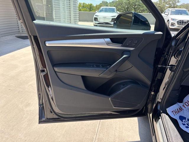 Photo of 2025 Mythos Black Metallic Audi Q5