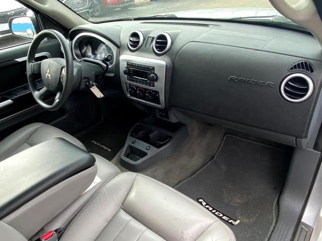 Photo of 2007 Silver Mitsubishi Raider