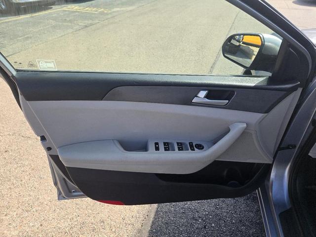 Photo of 2016 Silver Hyundai SONATA