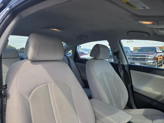 Photo of 2016 Silver Hyundai SONATA
