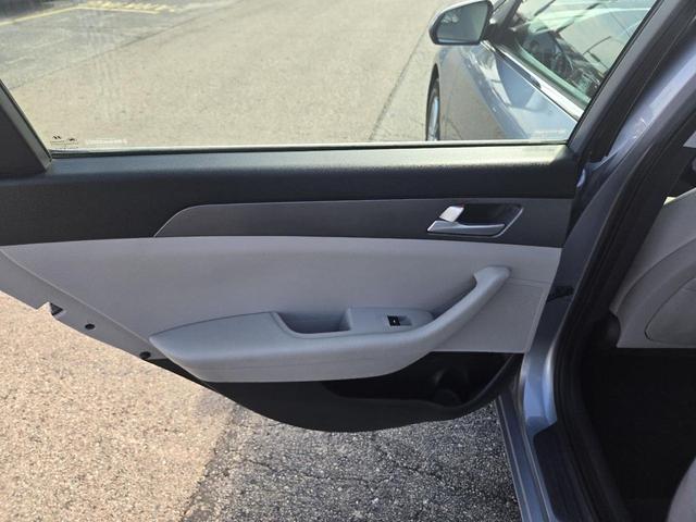 Photo of 2016 Silver Hyundai SONATA