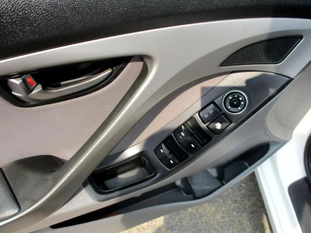 Photo of 2014 White Hyundai ELANTRA