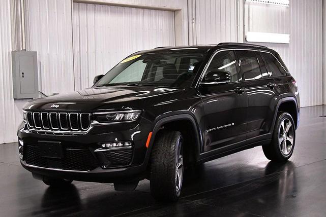Photo of 2023 Diamond Black Crystal Pearlcoat Jeep Grand Cherokee