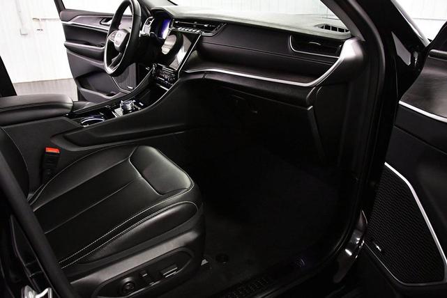 Photo of 2023 Diamond Black Crystal Pearlcoat Jeep Grand Cherokee