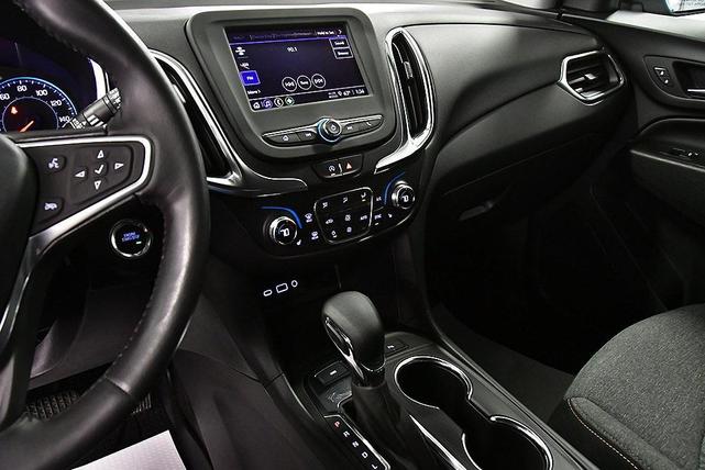 Photo of 2022 Silver Ice Metallic Chevrolet Equinox