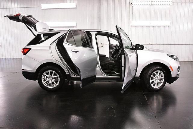 Photo of 2022 Silver Ice Metallic Chevrolet Equinox