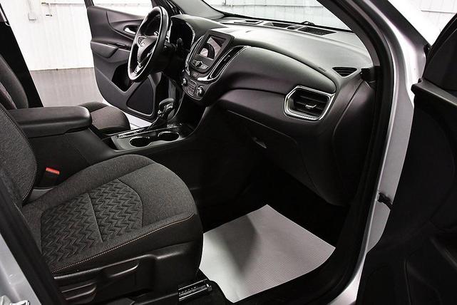 Photo of 2022 Silver Ice Metallic Chevrolet Equinox