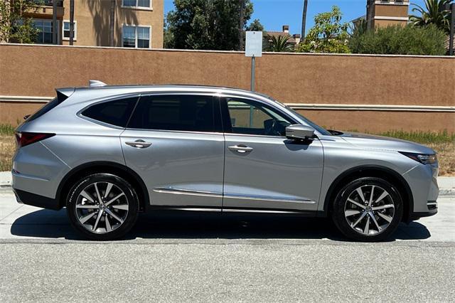 Photo of 2025 Silver Metallic Acura MDX