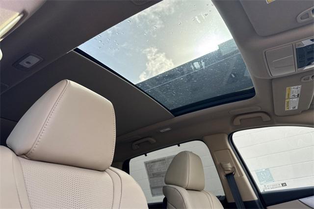 Photo of 2025 Platinum Acura MDX