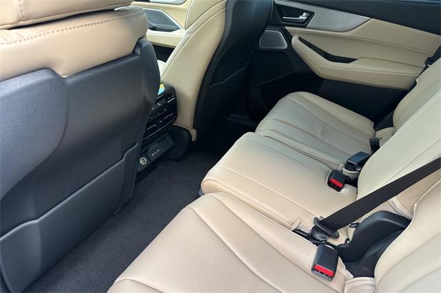 Photo of 2025 Platinum Acura MDX
