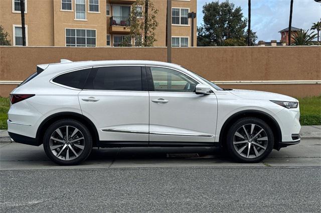 Photo of 2025 Platinum Acura MDX