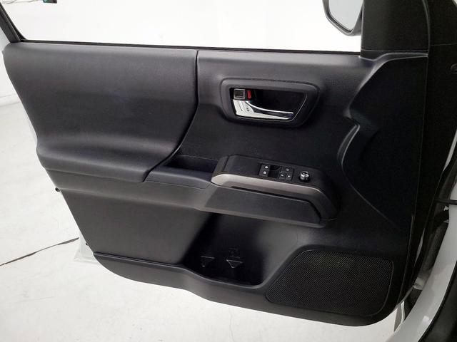 Photo of 2017 White Toyota Tacoma