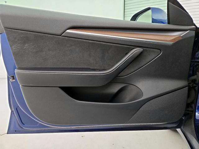 Photo of 2022 Blue Tesla Model 3