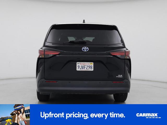 Photo of 2022 Black Toyota Sienna