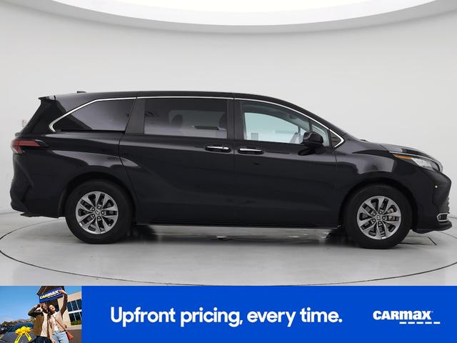 Photo of 2022 Black Toyota Sienna