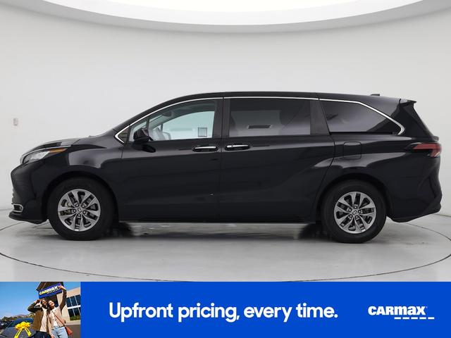 Photo of 2022 Black Toyota Sienna