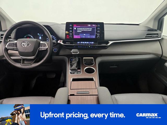 Photo of 2022 Black Toyota Sienna