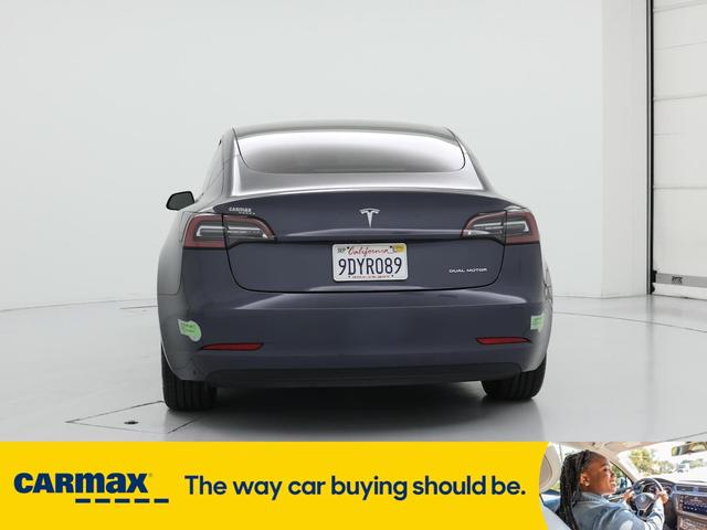 Photo of 2022 Gray Tesla Model 3