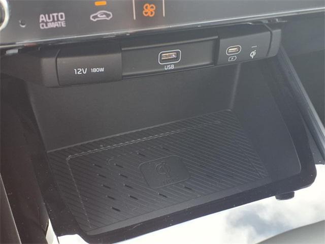 Photo of 2025 Aurora Black Pearl Kia Niro