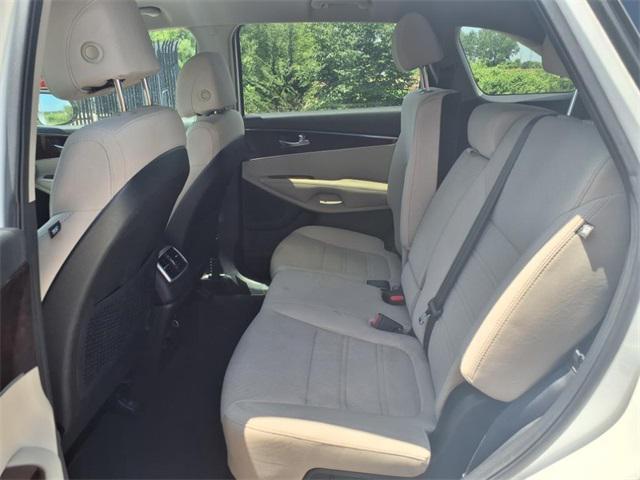 Photo of 2017 Snow White Pearl Kia Sorento