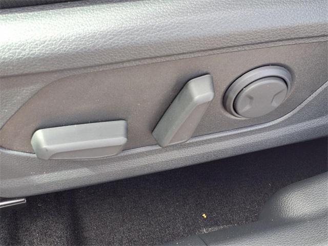 Photo of 2025 Snow White Pearl Kia Sportage Hybrid