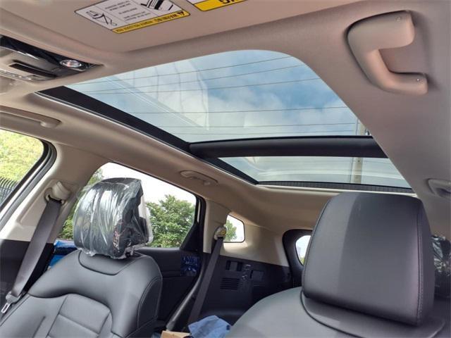 Photo of 2025 Snow White Pearl Kia Sportage Hybrid