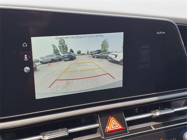 Photo of 2025 Cityscape Green Kia Niro