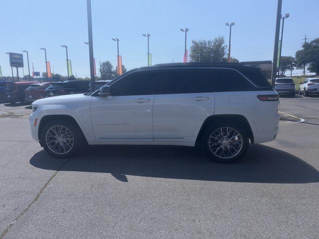 Photo of 2025 Bright White Clearcoat Jeep Grand Cherokee