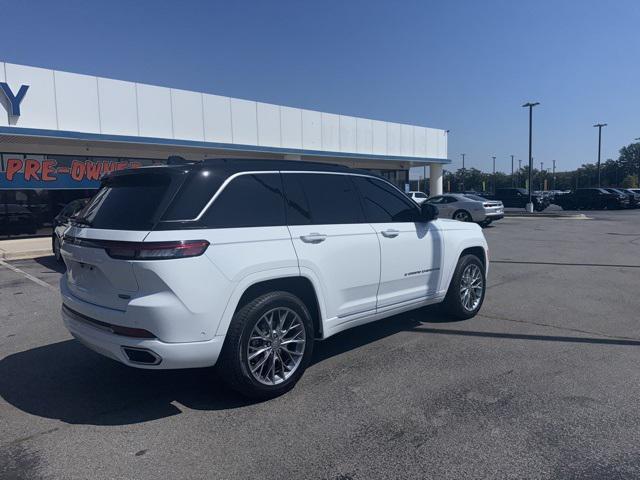 Photo of 2025 Bright White Clearcoat Jeep Grand Cherokee