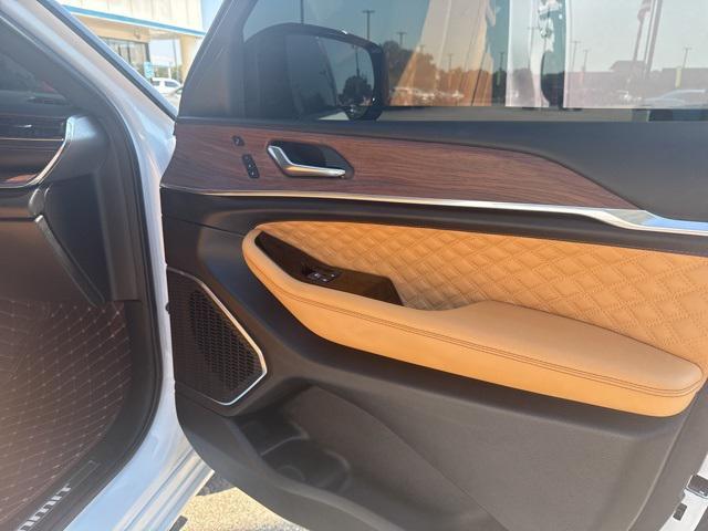 Photo of 2025 Bright White Clearcoat Jeep Grand Cherokee