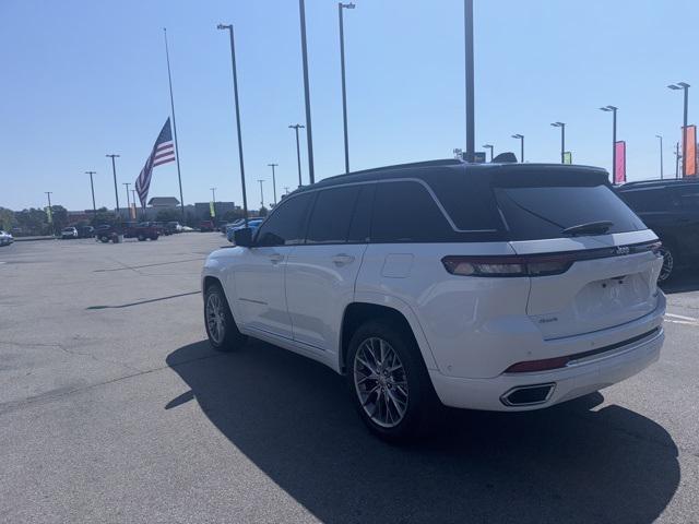 Photo of 2025 Bright White Clearcoat Jeep Grand Cherokee