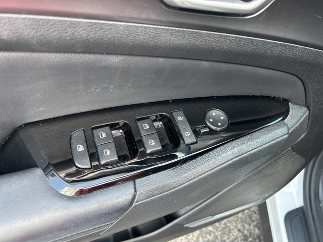 Photo of 2023 Glacial White Pearl Kia Sportage