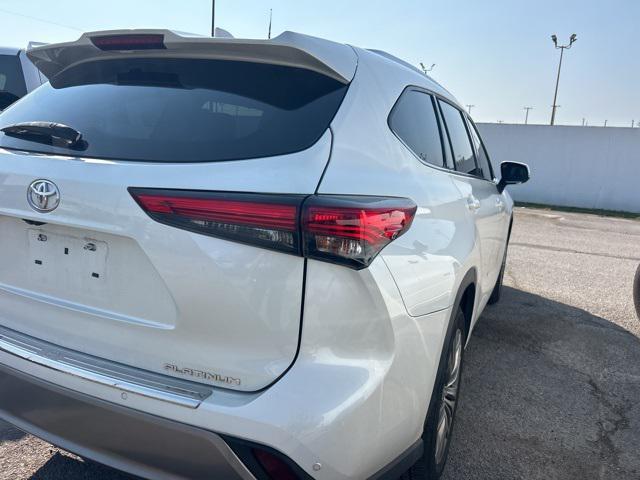 Photo of 2021 Blizzard Pearl Toyota Highlander