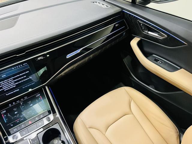 Photo of 2025 Glacier White Metallic Audi Q7