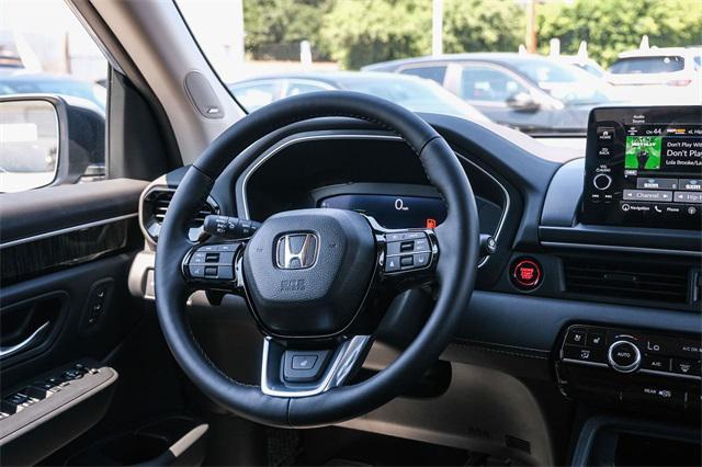 Photo of 2025 Sonic Gray Pearl Honda Pilot