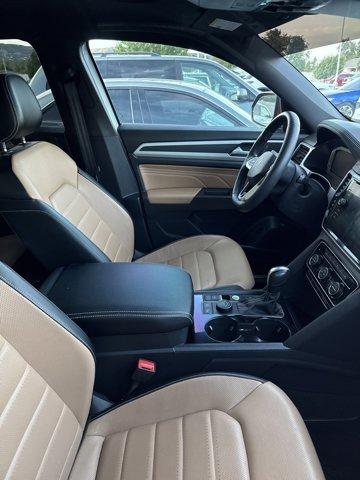 Photo of 2023 Opal White Pearl Effect Volkswagen Atlas Cross Sport
