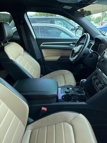 Photo of 2023 Opal White Pearl Effect Volkswagen Atlas Cross Sport