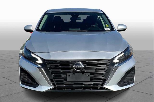 Photo of 2023 Brilliant Silver Metallic Nissan Altima