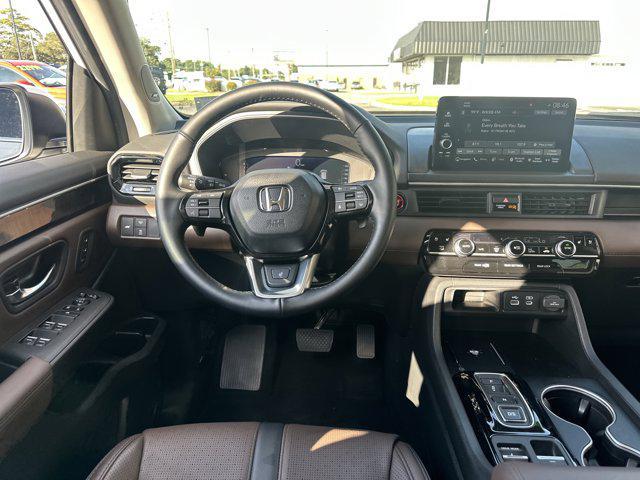 Photo of 2025 Platinum White Pearl Honda Pilot